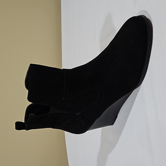 Size 8, Roebuck & Co. Black Wedge Booties - Picture 14 of 15